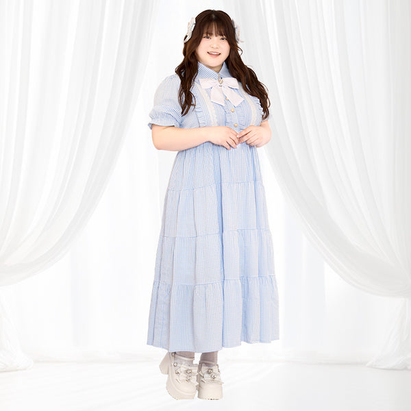 ぽっちゃりさんの初夏の半袖コーデにおすすめなイベントや推し活に大活躍！サックスブルーのギンガムチェック柄ティアードワンピ
