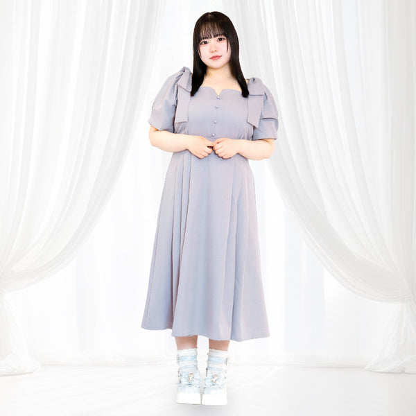 ぽっちゃりさんの初夏の半袖コーデにおすすめな清楚感溢れるお嬢様ルック♡上品ブルーグレーのスクエアネックワンピース
